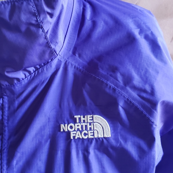 The Northface water resistant jacket - Picture 6 of 12